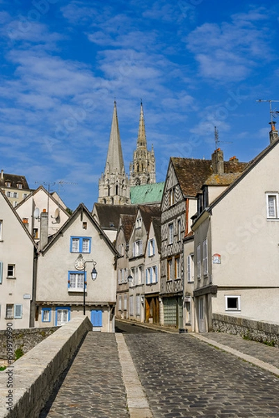 Fototapeta Chartres, Altstadt, Altstadthäuser, historische Häuser, Brücke, Steinbrücke, Pont Bouju, Gassen, Kathedrale, Notre-Dame, Fluss, Eure, Sommer, Frankreich
