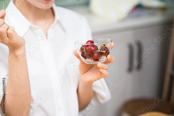 Fototapeta サクランボを食べる若い女性　飲食イメージ