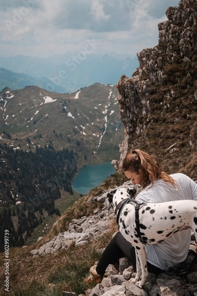 Fototapeta Wanderin mit Hund (Dalmatiner) schaut auf Tal mit Wald und See