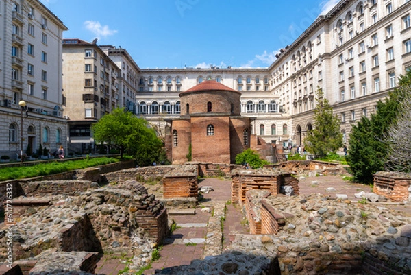 Obraz Church of Saint George in the city of Sofia, surrounded by Soviet-style buildings, on a sunny day.