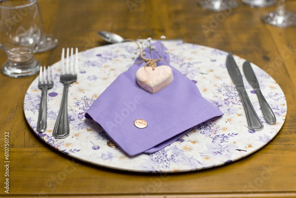 Fototapeta Prato decorado de forma artesanal para festas e eventos com garfos, facas e talheres de prata