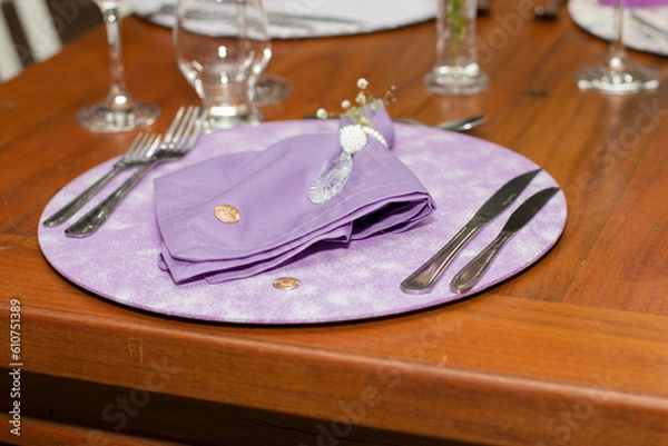 Obraz Prato decorado de forma artesanal para festas e eventos com garfos, facas e talheres de prata