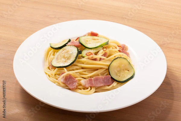Fototapeta ズッキーニとベーコンのパスタ