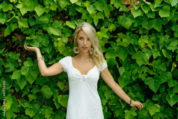 Fototapeta portrait of a woman with green background of leaves