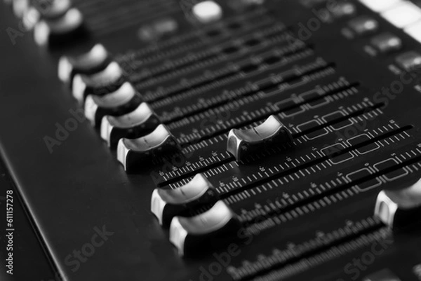 Fototapeta Fader von einem Audio-Mischer in Schwarz-Weiß