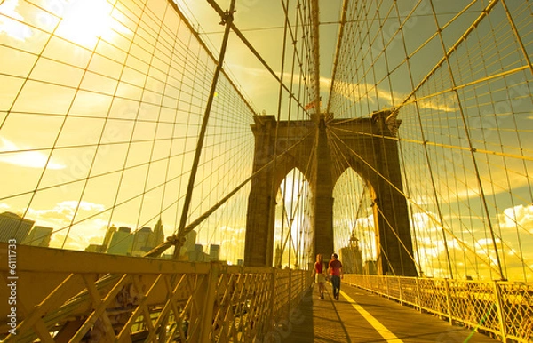 Obraz a couple walking across the Brooklyn Bridge