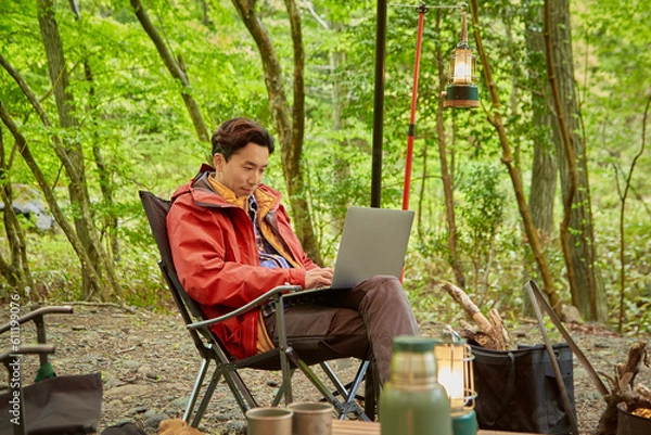 Obraz 캠핑장에서 노트북으로 업무중인 남성