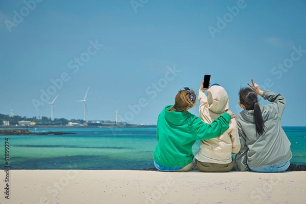 Obraz 제주도 바닷가로 여행온 친구들