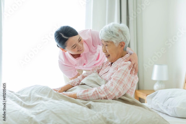 Obraz シニア女性と介護士