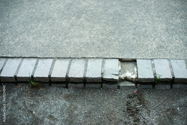 Obraz 段差・欠け・タイル・コンクリート・屋外・不揃い・アップ