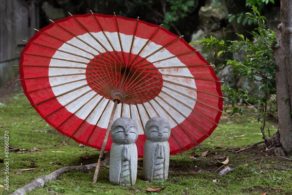 Obraz 長岡京にある柳谷観音楊谷寺の庭。相合い傘でラブラブのお地蔵さんです。