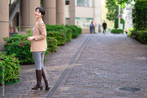 Fototapeta 振り向く若い女性