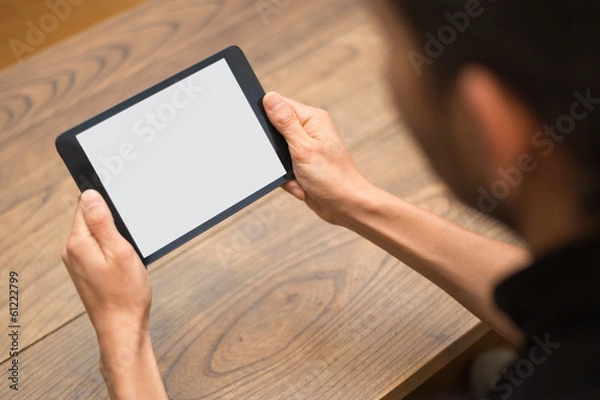 Obraz Close-up obraz mężczyzny za pomocą cyfrowego tabletu