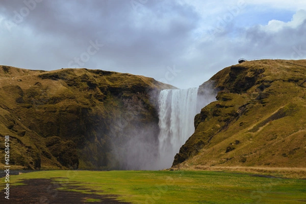 Fototapeta The powerful Skógafoss waterfall in Iceland