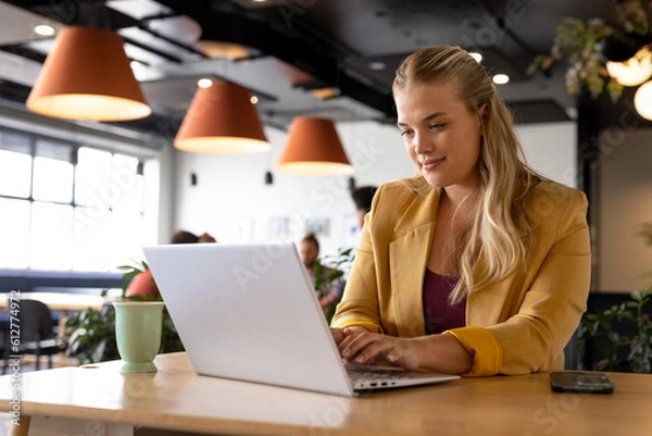 Obraz Happy Plus Size Casual Busual Business Kaukaska za pomocą laptopa przy biurku