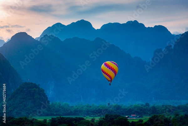 Obraz hot air balloon in Vang Vieng, Laos, Beautifull landscape on the Nam Song River in Vang Vieng, Laos