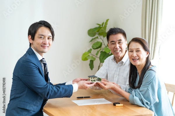Fototapeta 住宅の模型を持つ日本人夫婦