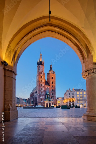 Obraz Kraków Bazylika Mariacka widok spod sukiennic, Rynek Główny, wieczór, zmierzch, gotycki polski kościół