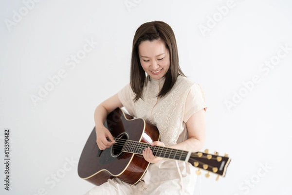 Fototapeta ギターを持った女性