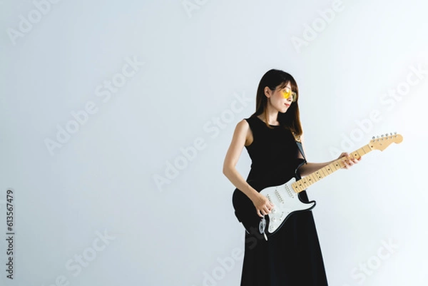 Fototapeta エレキギターを弾く女性