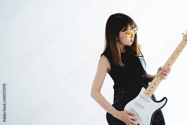 Fototapeta エレキギターを弾く女性