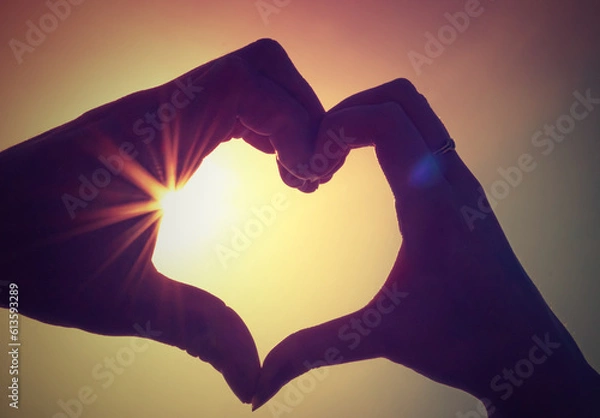 Fototapeta Hände in Herzform mit Sonnenstrahlen