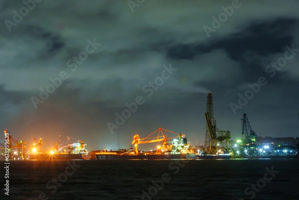 Fototapeta 海辺の工業地帯に停泊するタンカーと工場夜景