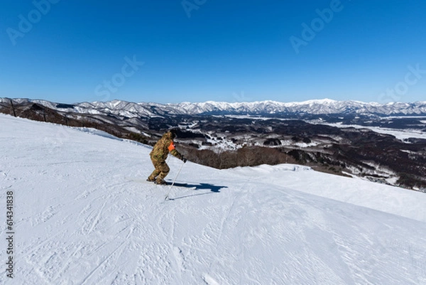 Fototapeta 快晴で絶景の山形赤倉温泉スキー場とスキヤー