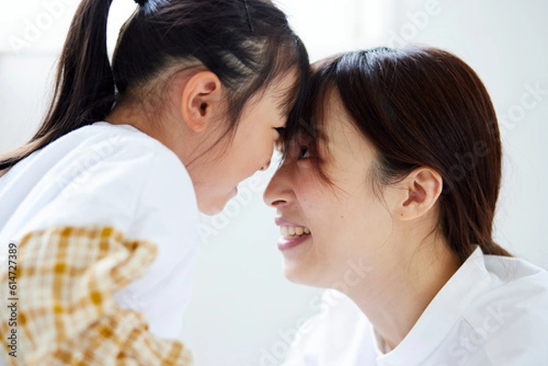 Fototapeta リビングにて向かい合う幸せそうな日本人の母親と子供