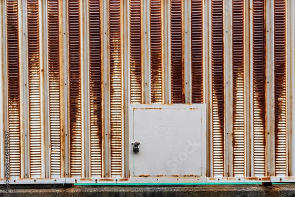 Obraz 錠付きの小さな扉が付いている錆びた古い鉄壁