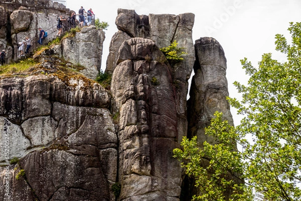 Obraz Felsen im Wald vor blauem Himmel