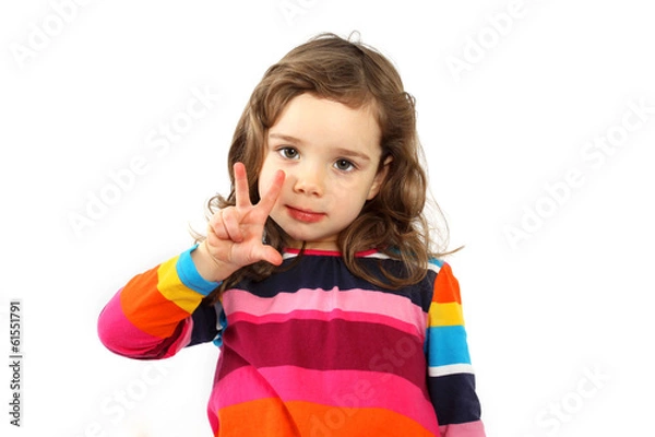 Obraz Ein kleines Mädchen zeigt dass sie 3 Jahre alt ist