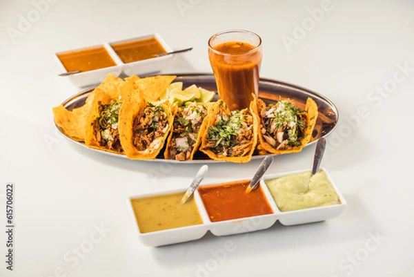 Obraz tacos mexicanos con salsas