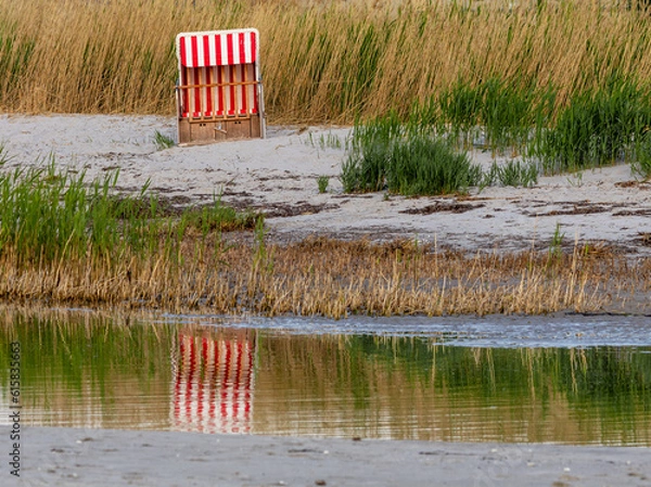 Obraz Roter Strandkorb Spieglung im Wasser am Strand 