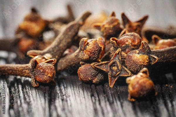 Fototapeta stos goździków na tle drewna