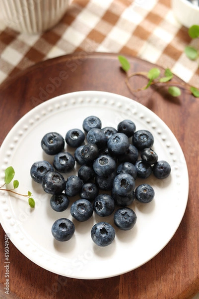 Obraz 白い皿に盛られた新鮮なブルーベリー