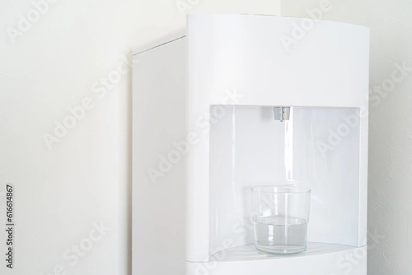 Obraz 白のウォーターサーバーとコップ