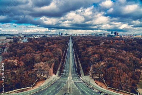 Fototapeta skyline of berlin with the car-free strasse des 17. juni going through the tiergarten