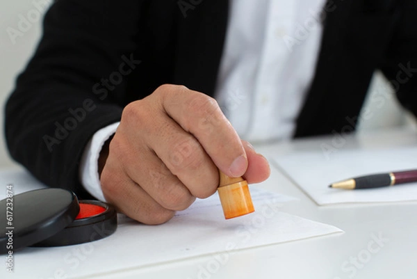 Fototapeta 契約書に捺印するビジネスマン