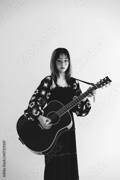 Fototapeta ギターを弾く女性