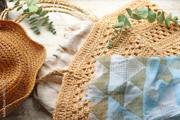 Obraz 編みバッグ、麦わら帽子と蚊帳生地スカーフ　夏のお出かけコーデ