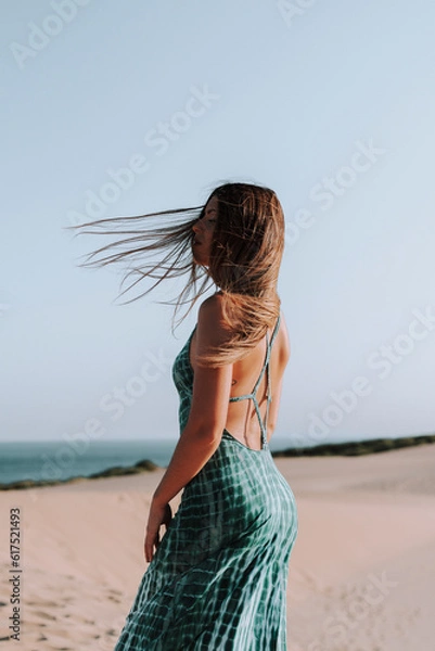 Obraz Chica morena guapa en un ambiente de playa y arena en el sur de españa