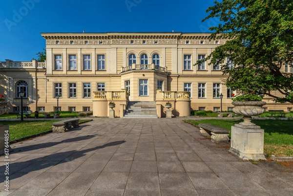 Fototapeta Palace and park complex in Ostromecko, Poland.