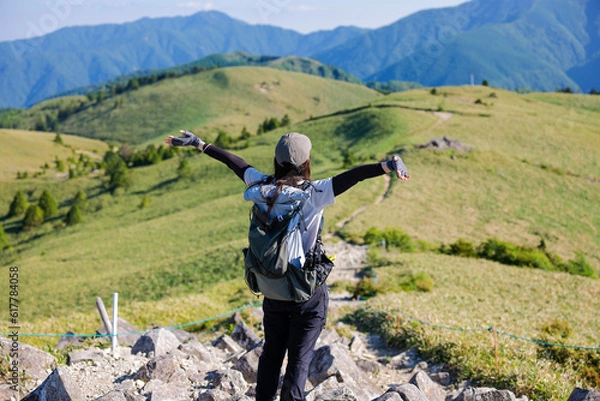 Fototapeta 山に登る山ガール