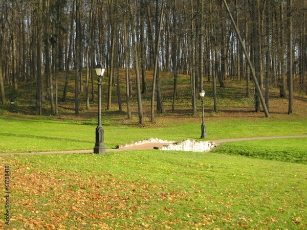 Obraz Тропинка с фонарями в осеннем парке в Царицыно