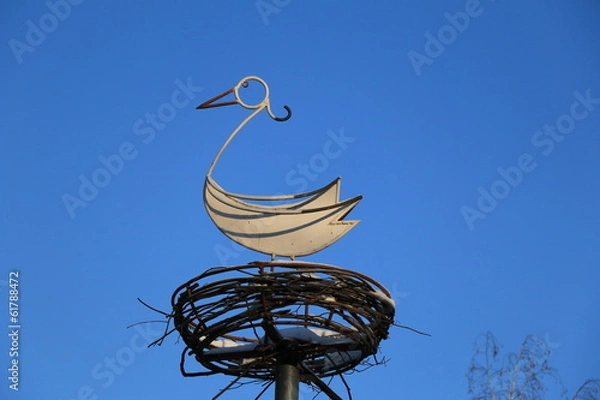 Obraz Железный аист в гнезде на фоне неба