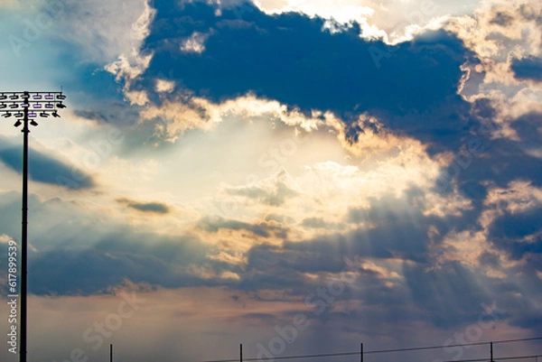 Obraz sun rays peaking around clouds
