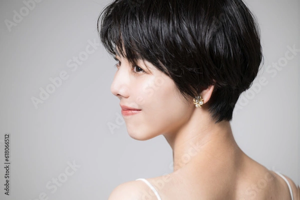 Fototapeta 肩周りも美しい振り返る日本人女性　見返り美人明るいバージョン　エステや脱毛のイメージにも 左にコピースペースあり