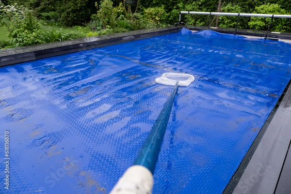 Fototapeta Geplanter Pooltag fällt ins Wasser, der Sommer lässt auf sich warten.