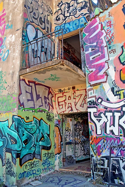 Obraz bâtiment abandonné recouvert de graffiti